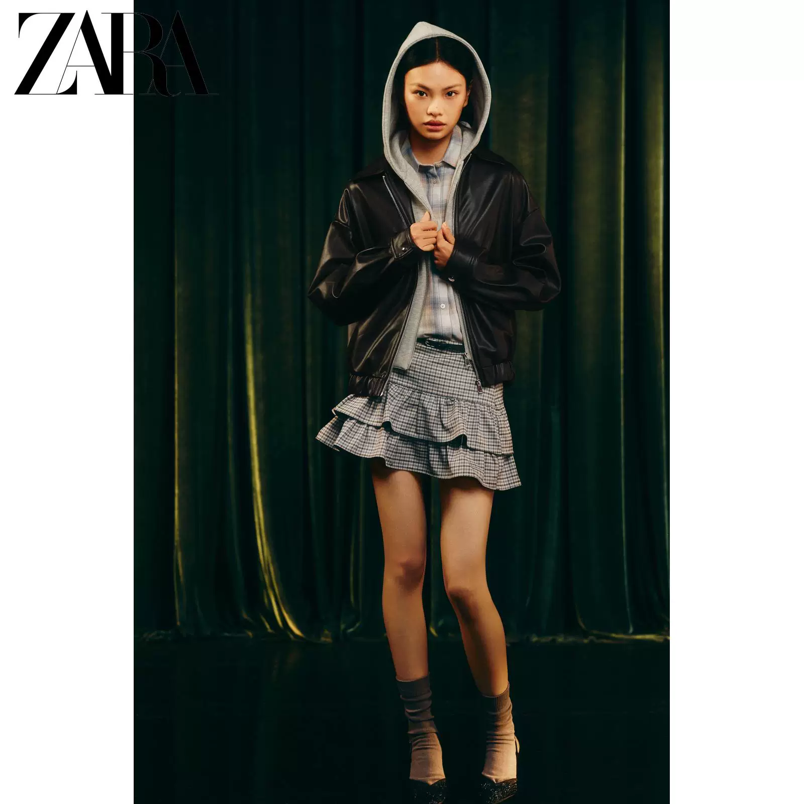 Женская жилетка кожаного эффекта с спайкой ZARA весна-лето 2026 Новинки 3046067 800