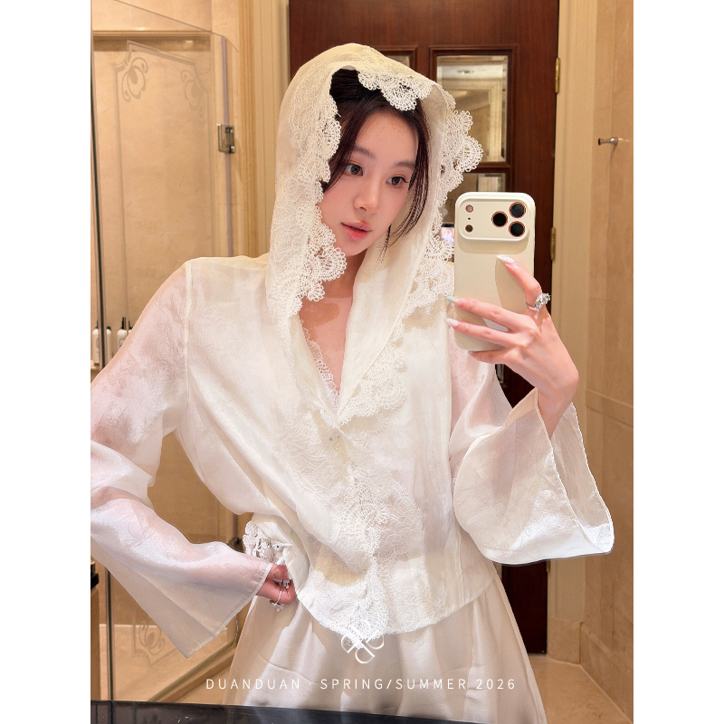 【Romantic French Style】Heavy Lace Splicing Design, Silk-Like Jacquard Shirt, Early Autumn Elegant Hooded Top 【Romantic French Style】Heavy Lace Splicing Design, Silk-Like Jacquard Shirt, Early Autumn Elegant Hooded Top