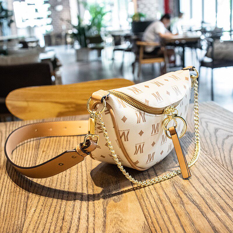 French Fashion Big Brands Luxury luxury Pet Pet Pet bag 2021 new slanted satchel water dumplings purse A022