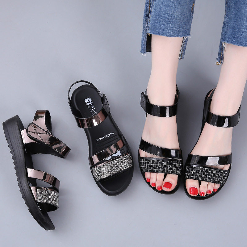 2021 New Summer Flat Bottom Women Fashion Middle Aged Lady Non-slip Soft Bottom Mid Age 100 Hitch Mom Sandals