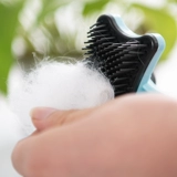 Собака расчесала кошачья кисть для домашних животных щетка