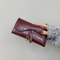 Длинный вариант бордового цвета.