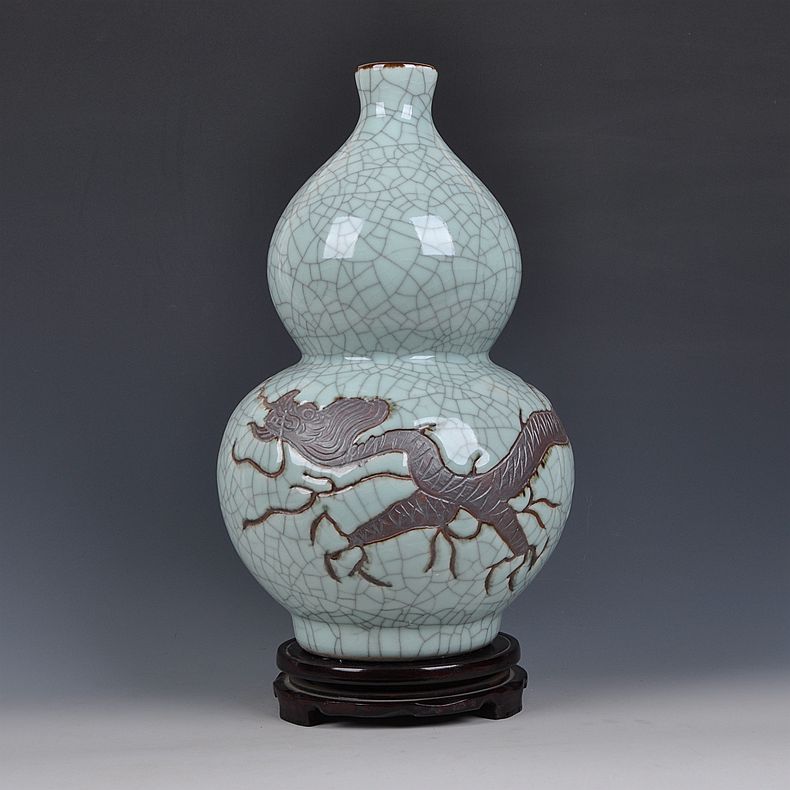 Jingdezhen ceramics hand - carved antique vase up broken porcelain glaze cracks sitting room adornment is placed