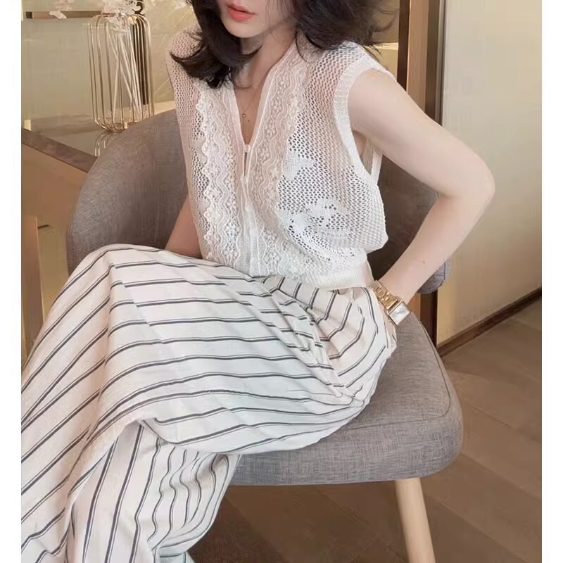 French-Style Pure and Alluring Hollow Lace-Trimmed Tank Top for Petite Figures, Loose-Fitting, Waist-Slimming, Trendy and Beautiful Blouse This Year