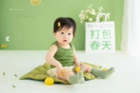 Топы, шорты, носки, листья, подушки и сумка.