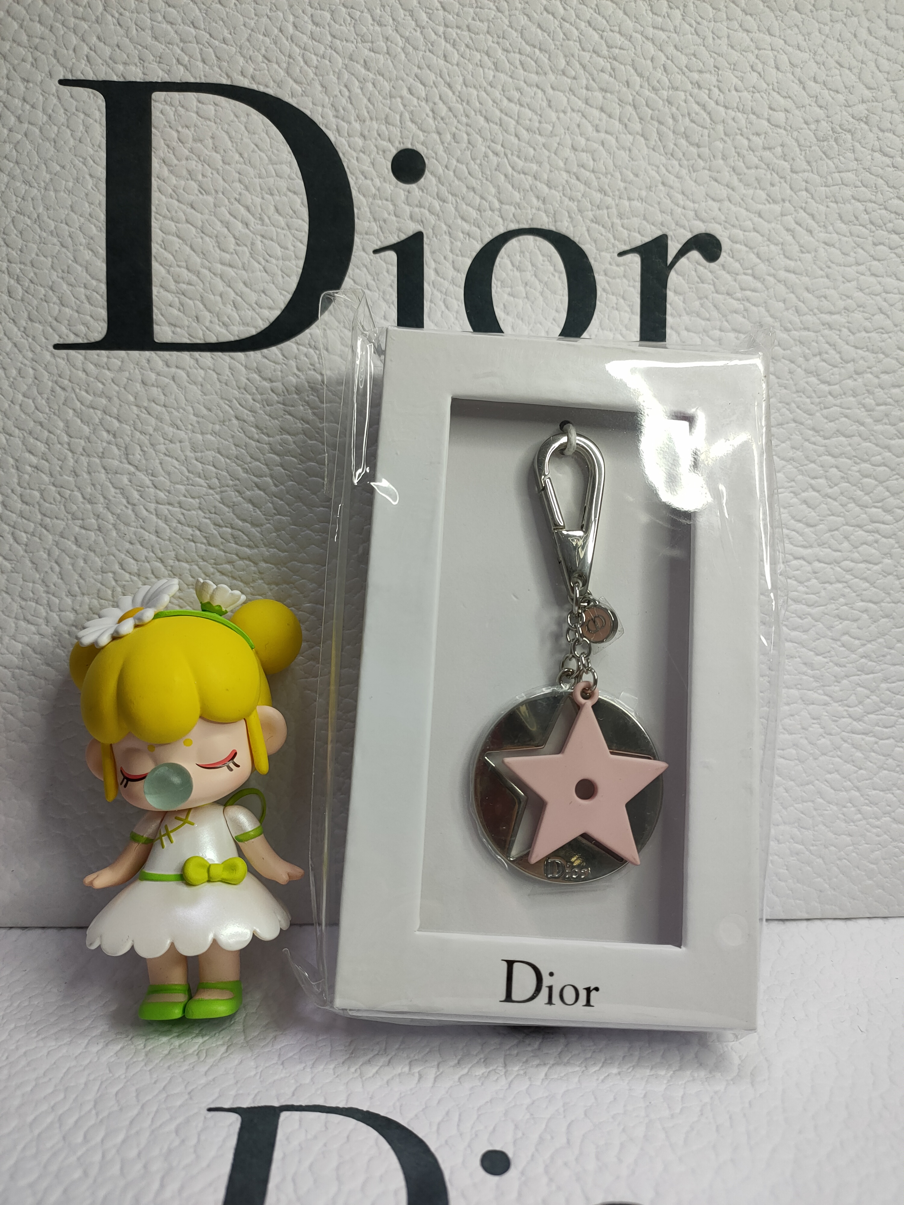 Dior Dior Keychain Fashion High-grade Star Keychain Four-leaf Grass Dior Peripheral Counter Gift Postage