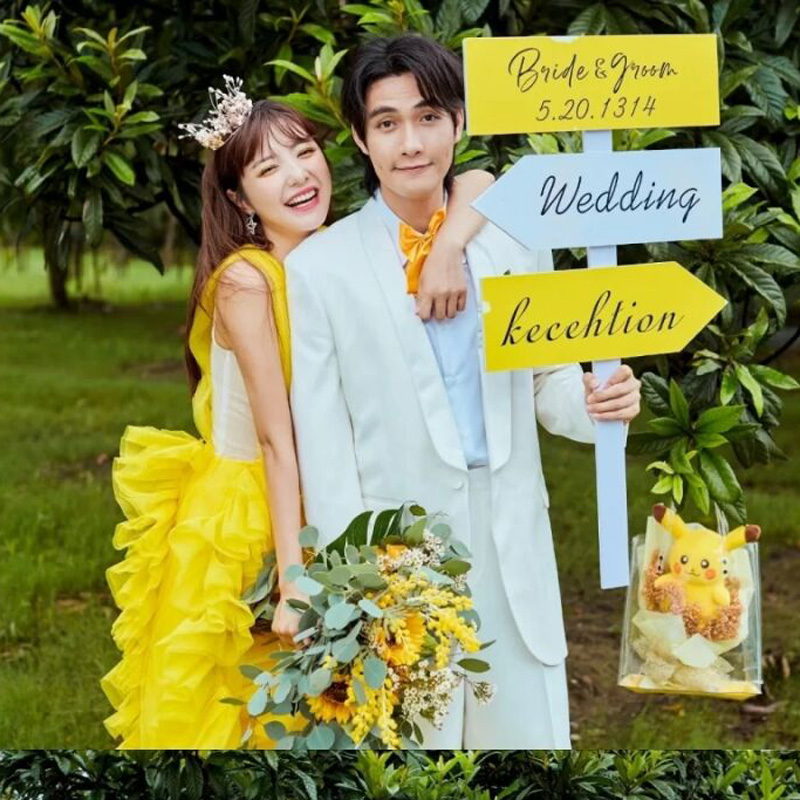 New wedding location photo props hand holding board photo studio creative photography couple small fresh shooting props road sign