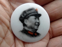 Cultural Revolution Chairman Mao porcelain portrait chapter old chapter fifty and Sixties chapter collection bag old bag really diameter 3 5cm