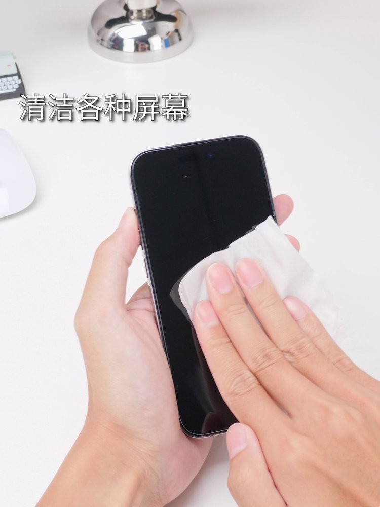 这个擦镜纸竟敢把我的镜头当擦脸巾。