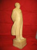 Collectibles: Furnishings: Mao Zedongs standing image is better-