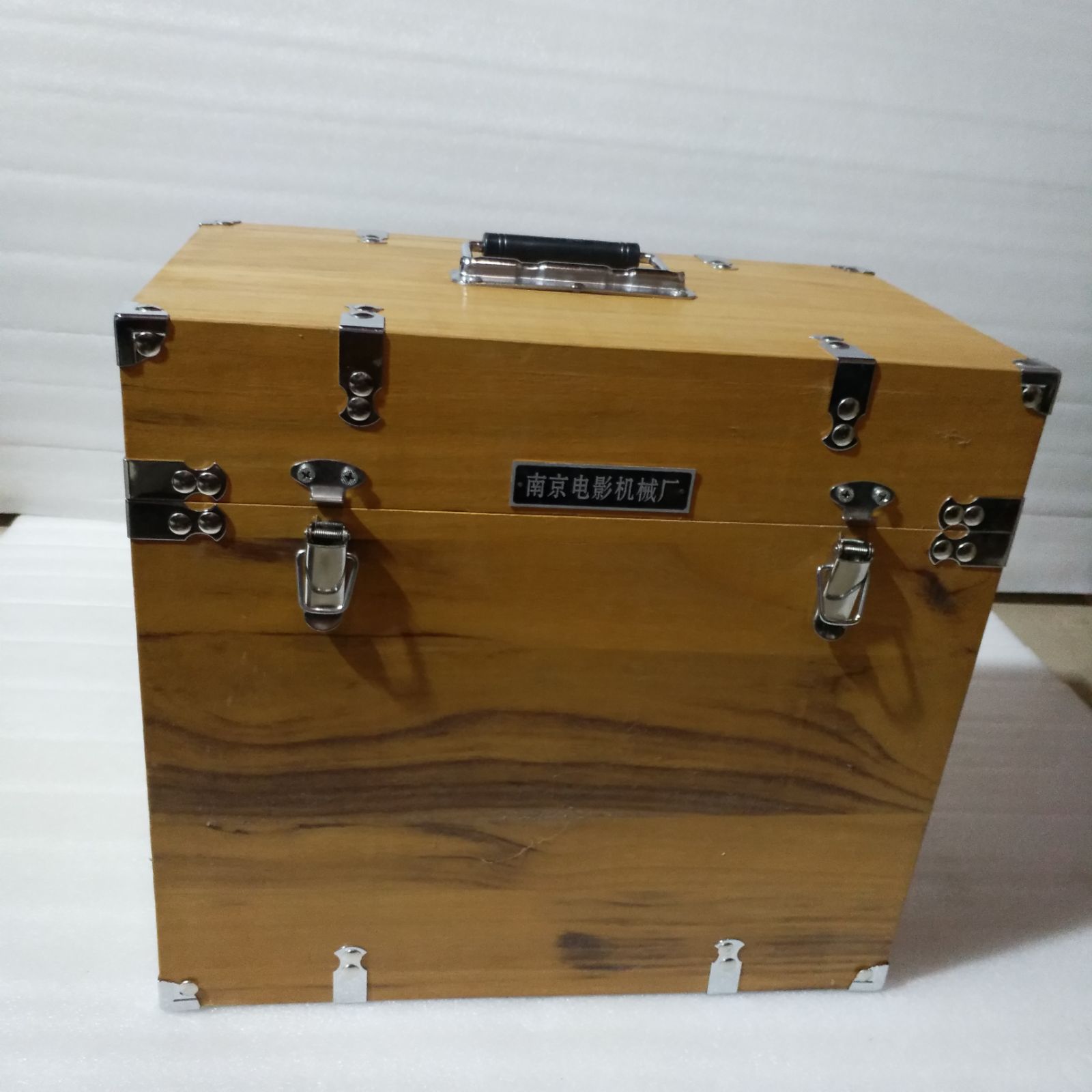 Nanjing Yangtze River 16mm film projector Old-fashioned negative film machine bromine tungsten lamp Indium lamp machine head wooden box