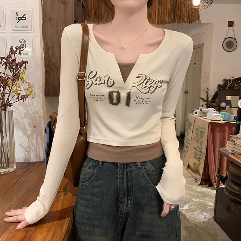 Sweet and Cool Slim-Fit Short Top with American Retro Print, Contrasting Color Fake Two-Piece Long-Sleeve T-Shirt for Women, Stylish and Unique Blouse Sweet and Cool Slim-Fit Short Top with American Retro Print, Contrasting Color Fake Two-Piece Long-Sleeve T-Shirt for Women, Stylish and Unique Blouse