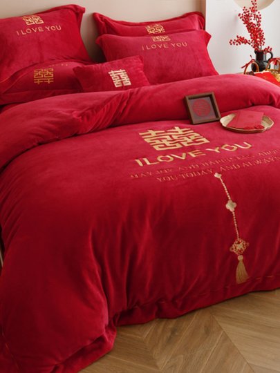 Neues vierteiliges Set aus Milchsamt im chinesischen Stil für Hochzeiten, großes rotes Doppel-Glücksstickerei-Hochzeitsbettbezug, Korallensamtblätter, Winterbettwäsche