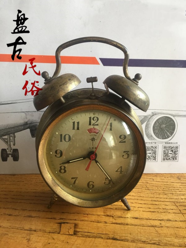 Nostalgia Wenge Period Clockwork Horseshoe Alarm Clock Metal Horseshoe Table Folklore Display Old Objects Movie And TV Prop Ornament