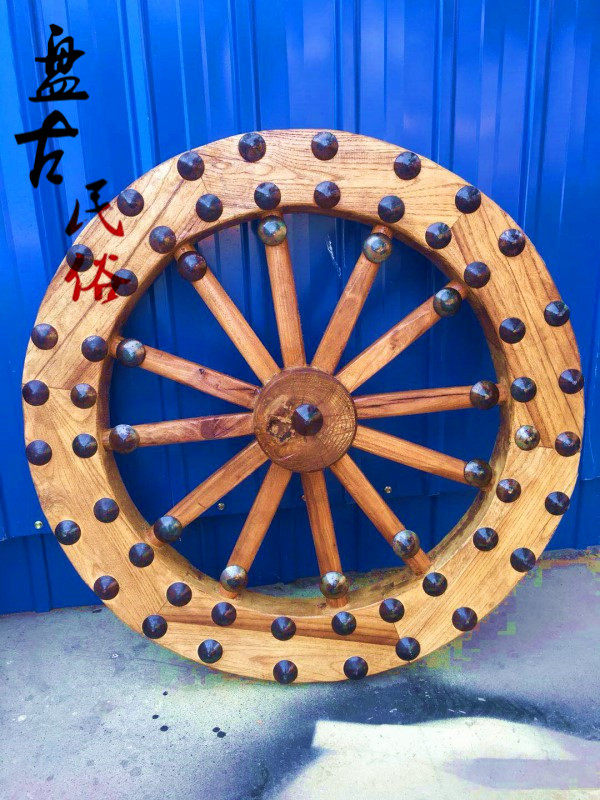 Nostalgic nails of ancient cars in town wind wheel wheel film props folk decoration objects