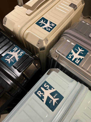 Прочный универсальный вместительный и большой чемодан для путешествий