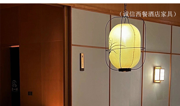 Стол и стул суши перед доской_14.jpg