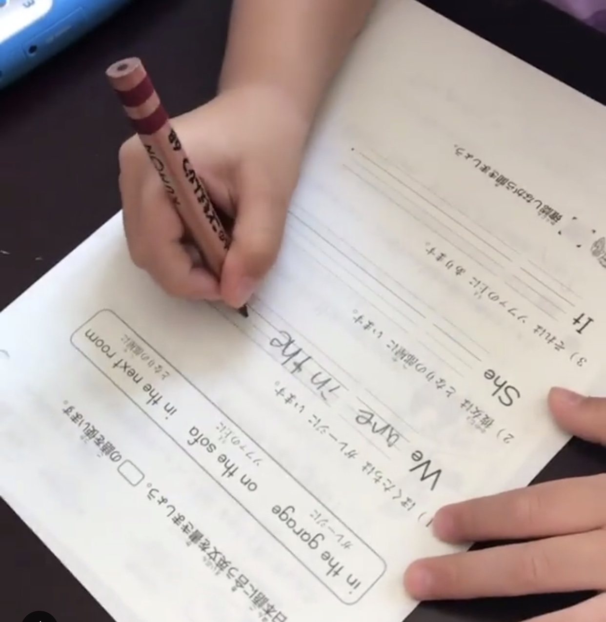 Hong Kong Shun Ma Japanese children's kindergarten correction pen holding posture Pencil triangle color pencil wax