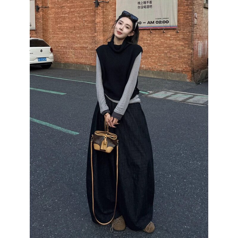 A Complete Set of Winter Women's Clothing for a Minimalist, Intellectual Style: Black Sweater Vest Layered with Wide-Leg Pants, Three-Piece Outfit A Complete Set of Winter Women's Clothing for a Minimalist, Intellectual Style: Black Sweater Vest Layered with Wide-Leg Pants, Three-Piece Outfit