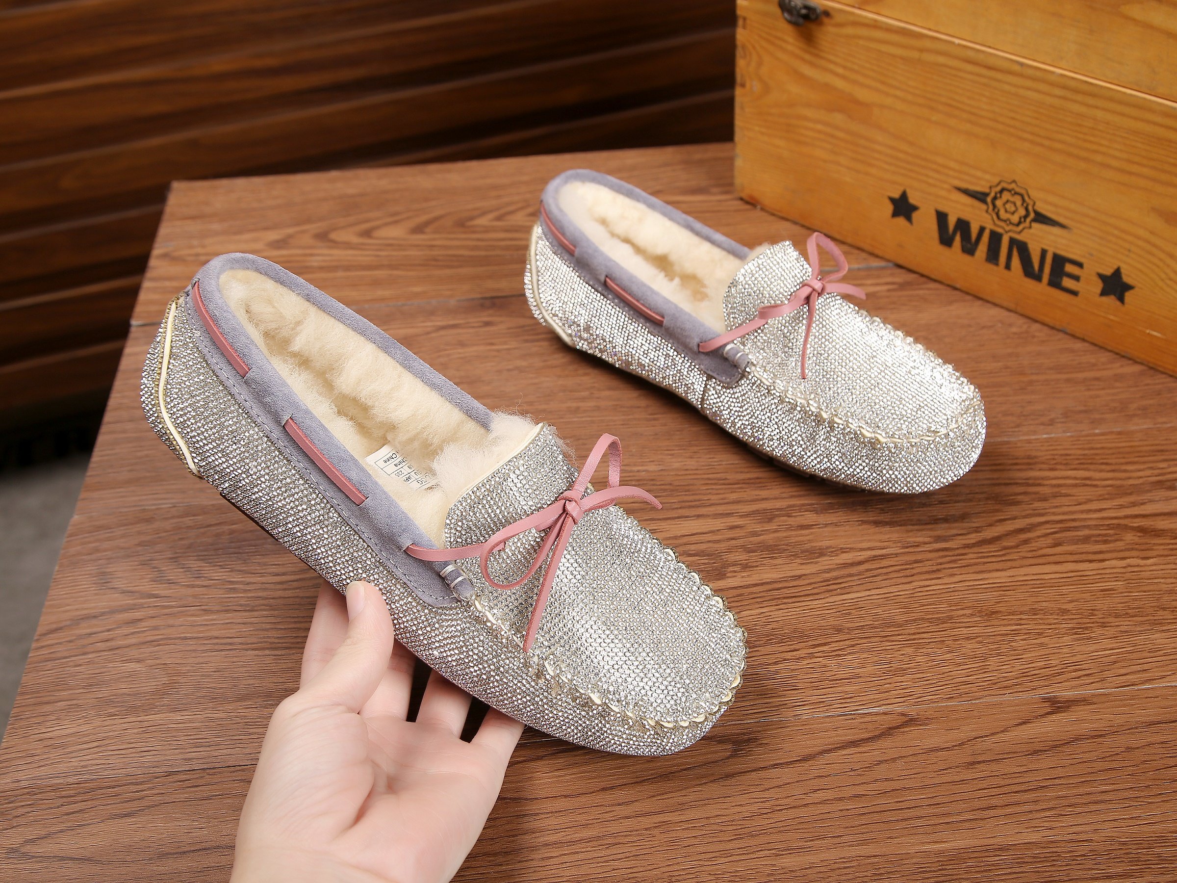 Ms. DWRUGG's new trend bright diamond face bowknot mother pregnant women flat home office driving peas shoes