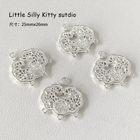 Большой яркий серебряный замок.