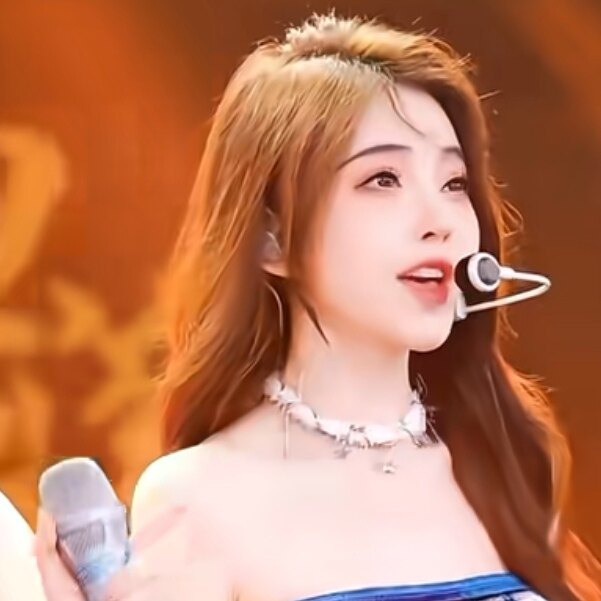 馮ティモの同系色のネックレス、ふわふわの白いリボンが二重になったネックレス、鎖骨チェーン、甘くてクールな秋冬スタイル。