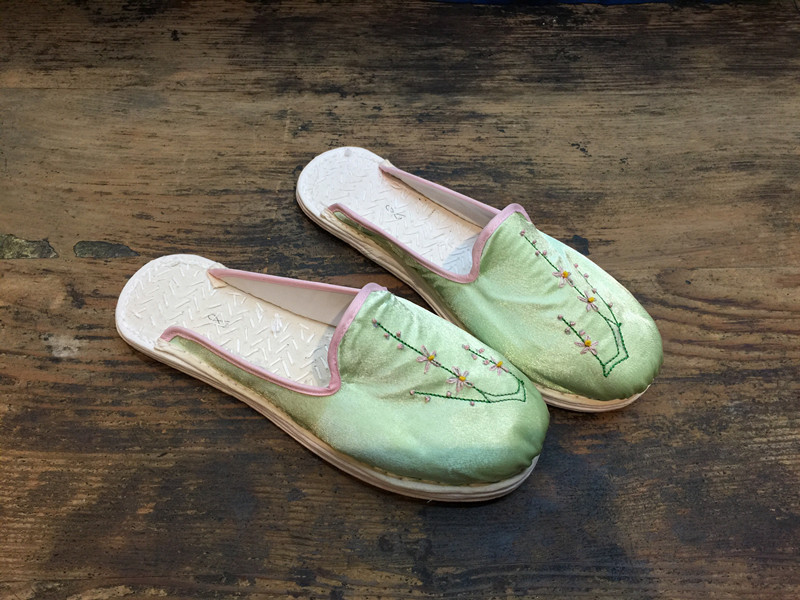 Original Yunnan Ethnic Style Satin Embroidered Shoes, Flat Slippers for Women, Comfortable and Foot-Friendly, Thick Soles
