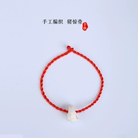 Браслет из красной нити