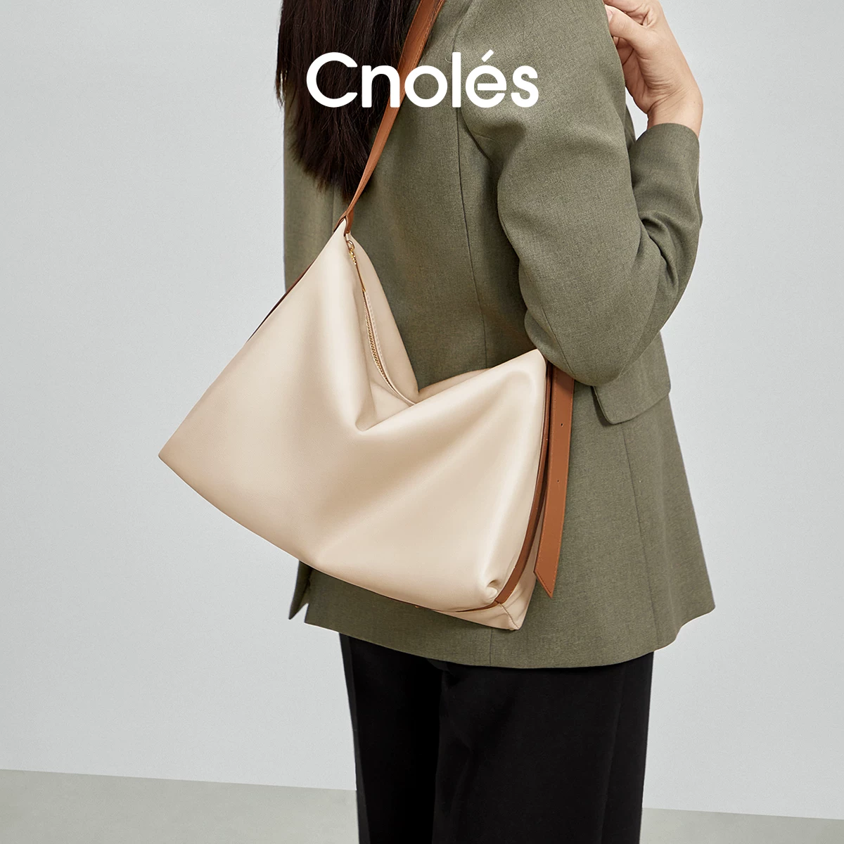 Capacious shoulder bag