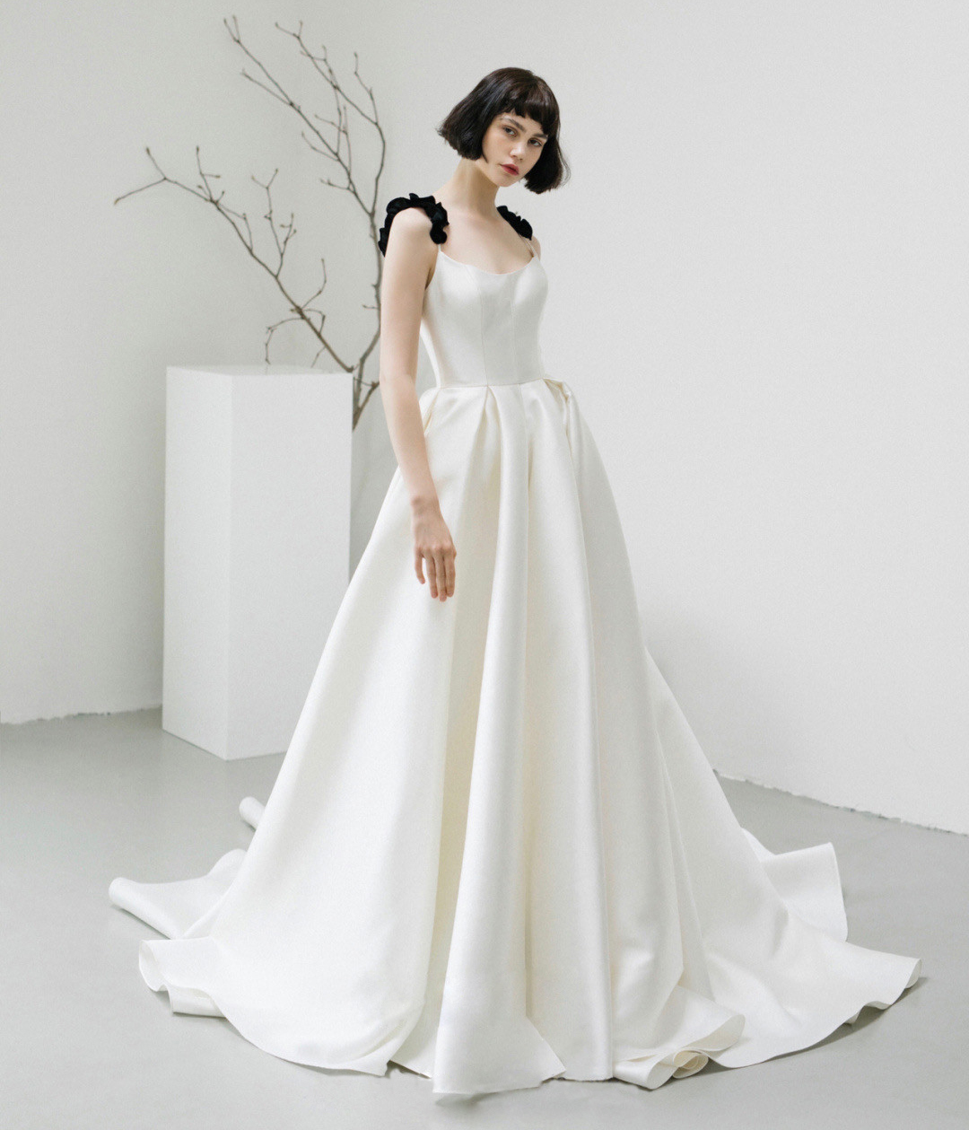 Herbensatin 2022 new bridal minimalist temperament slim and small trailing small outdoor main wedding dress welcome guests