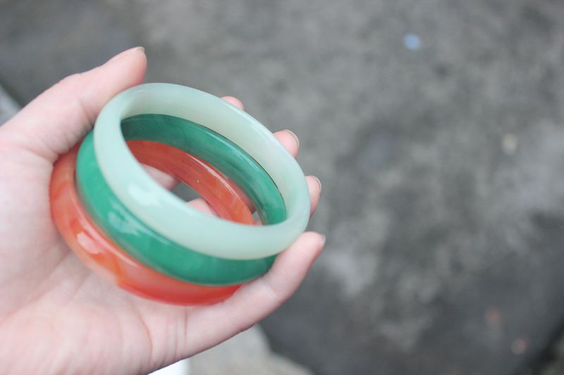 Đặc biệt cung cấp giả ngọc bích vòng đeo tay kính mô phỏng vòng tay giả của nhiều màu ngọc bích vòng đeo tay chuyên gia gian hàng 12mm vòng cặp