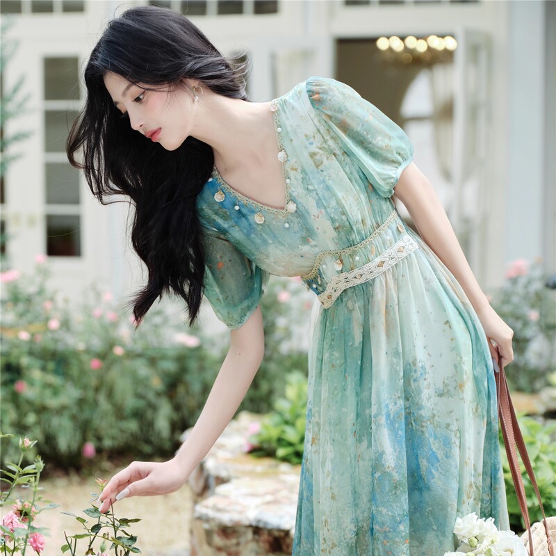 Summer Is a Great Time to Wear Beautiful Dresses for Beach Vacations. Bohemian Ethnic Style Short-Sleeved Gradient Print Green Dress