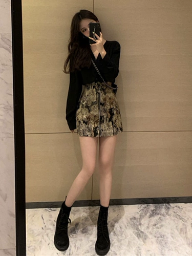 Весенняя небольшая дизайнерская рубашка, поясная сумка, мини-юбка, комплект, тренд сезона, V-образный вырез, высокая талия