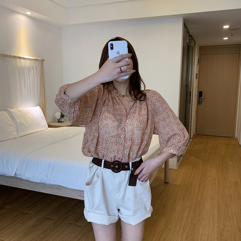 100 Hitch Shirt Woman Fit Summer Han Edition Retro Port Taste Shatterflower Foreign Pie Chic Windproof Lantern Sleeve 70% Sleeve Snow-spinning