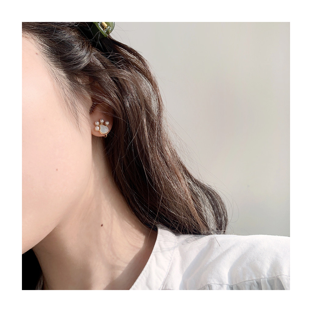 (W Dear) Super cute kitten claw cushion ear clip without ear hole female small cute painless mosquito coil earrings