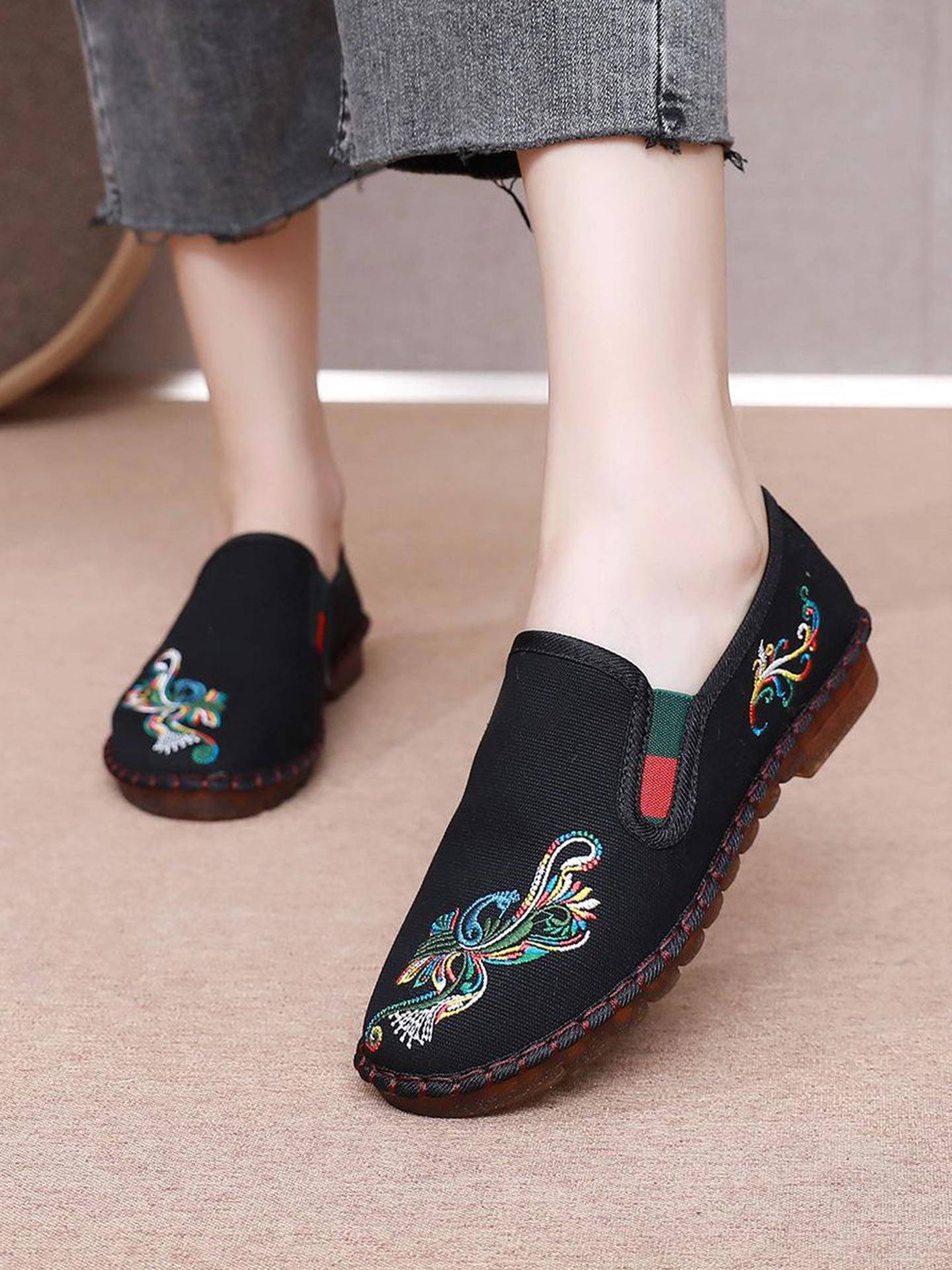 Old Beijing Cloth Shoes for Women, Mother's Shoes, Non-Slip Soft Sole, Rubber Sole, Slip-On Embroidered Canvas Shoes, New Style Embroidered Single Shoes, Trendy