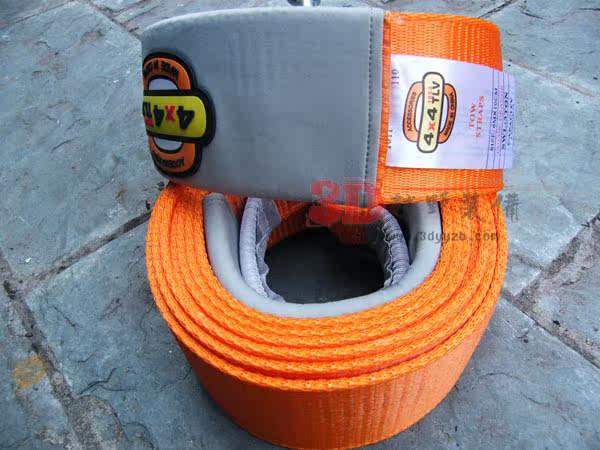 Держа дерево с помощью прицепа прицепа прицепа