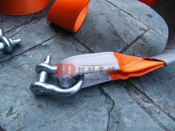 Держа дерево с помощью прицепа прицепа прицепа