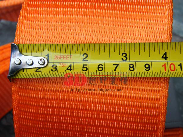 Держа дерево с помощью прицепа прицепа прицепа