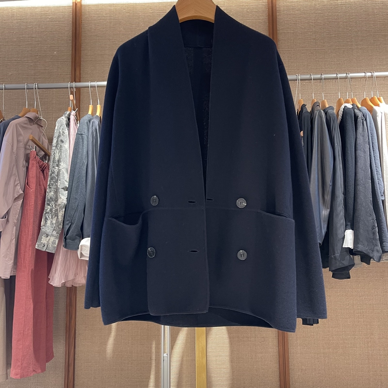 2026 Autumn Minimalist Double-Breasted Collarless Knit Cardigan for Women in Navy Blue, Loose and Versatile Short Jacket 2026 Autumn Minimalist Double-Breasted Collarless Knit Cardigan for Women in Navy Blue, Loose and Versatile Short Jacket