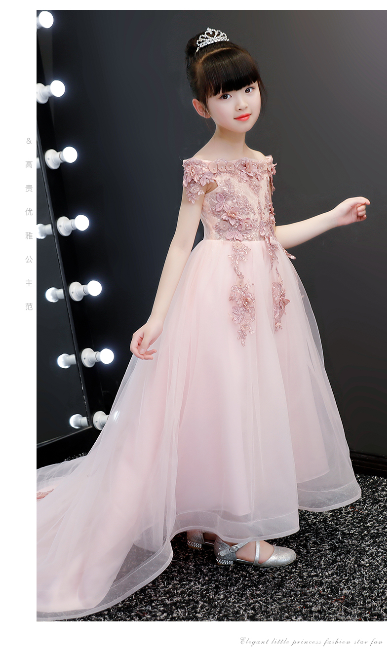 Cô gái tóc đuôi dài váy dạ hội dài mopping mô hình cho thấy một cô gái nhỏ catwalk đuôi công chúa váy dài váy cho bé