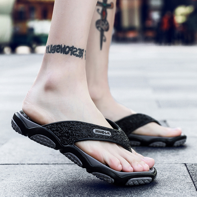 Men's slippers trendy fashion outdoor wear flip flops 2020 summer Korean version of non-slip clip drag personality sandals beach shoes