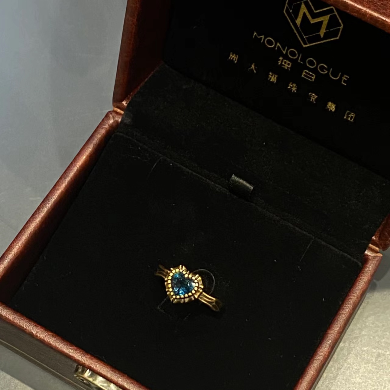 周大福Monologue独白亚特兰蒂斯橄榄石戒指MR810：神秘海洋的璀璨之光