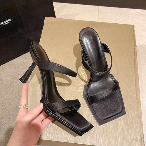 Сексуальные черные тапочки, обувь, небольшая дизайнерская подходит с юбкой, высокие сандалии, коллекция 2023, тренд сезона