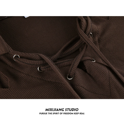 Ремень, летняя приталенная короткая футболка с коротким рукавом