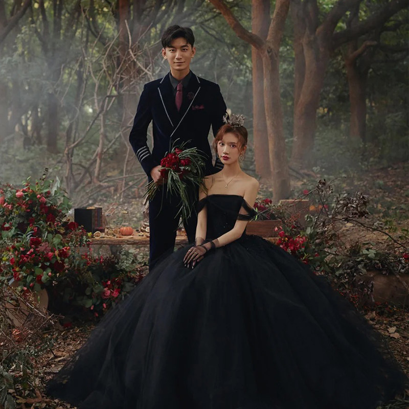 Sentei Web Yarn Couple Exterior View Photo-Lined Shoulder Gown Photography REAL BLACK WEDDING DRESSES PHOTO GALLERY THEMED CLOTHING
