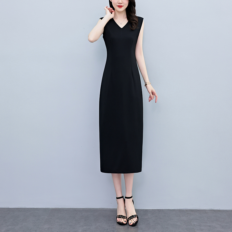 2026 Summer New Style Plus-Size Fashionable Sleeveless Dress with Elegant V-Neck, Waist-Cinching, Slimming, and High-End Feel, Black Long Dress