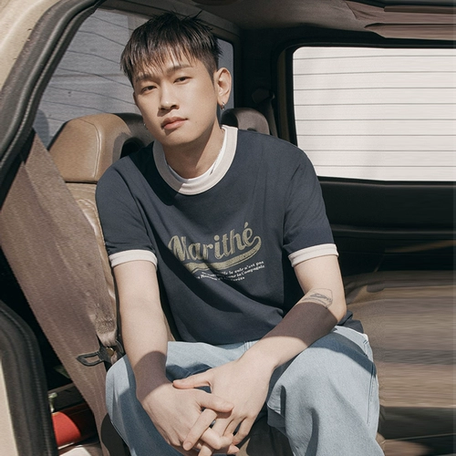 Корейский бренд прилив Гао Юньчжэнь Дженни Тот же Парадх Корт -Шорт -Сливки и Женщины Слим -Т -маначная куртка для лайки свободных моделей