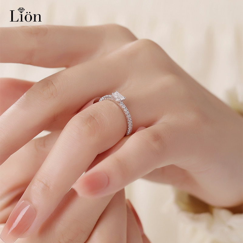 Кольцо Leo Star Diamond белое золото изумруд