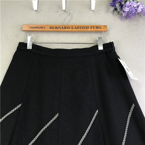Cổ điển trang trí công phu cổ điển váy retro nữ Nhật Bản len mùa thu và mùa đông Một từ váy dài váy len ô chân váy ôm